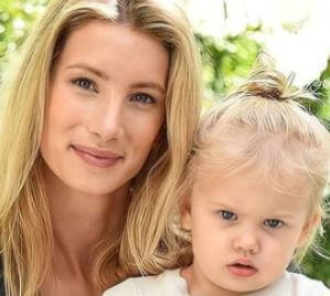 Ava Berlin Renner with her mother Sonni Pacheco in 2016.